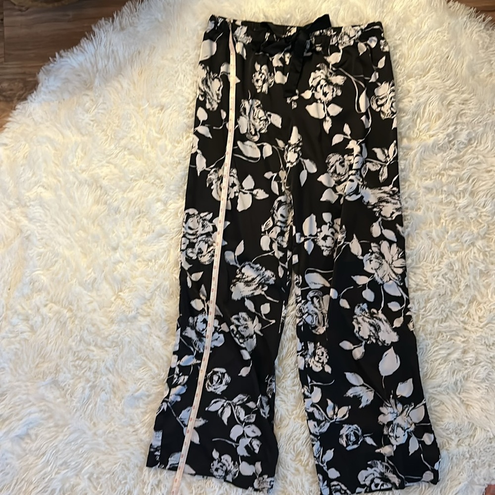 JENNIFER LOPEZ INTIMATES black & white pajamas set. Silky stretch flare bottoms - Picture 6 of 9
